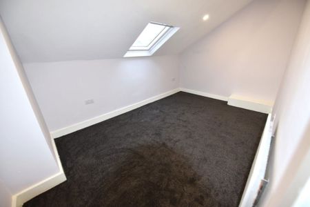 4 bedroom House in Highthorne View, Leeds - Photo 4