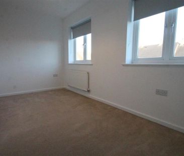 2 bedroom end of terrace house to rent - Photo 3