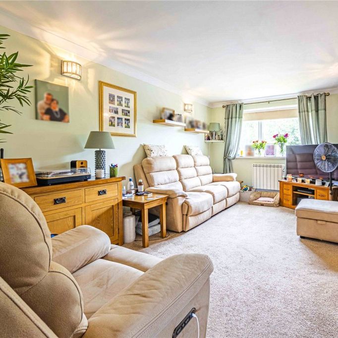 1 bed Upper Floor Flat for rent - Photo 1