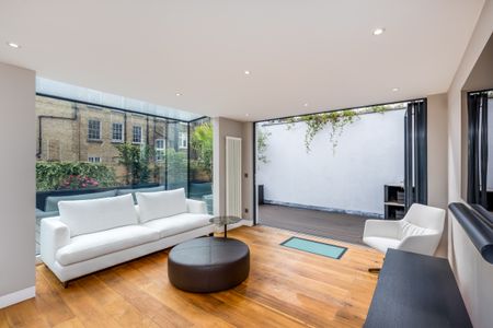 Bright and Spacious Four-Bedroom Home with Roof Terrace - Photo 3