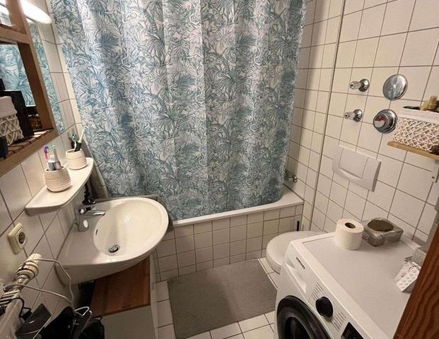 Helle 2-Zimmer-Wohnung mit Balkon & Stellplatz in Sendling – möbliert, mit Einbauküche & Wannenbad - Foto 1