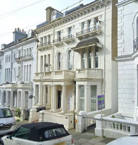 2 bedroom flat to rent - Photo 2