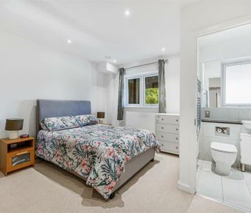2 Bed Flat, Acton, W3 - Photo 4