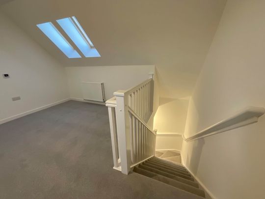 Price £1,295 pcm - Available Now - Unfurnished - Photo 1