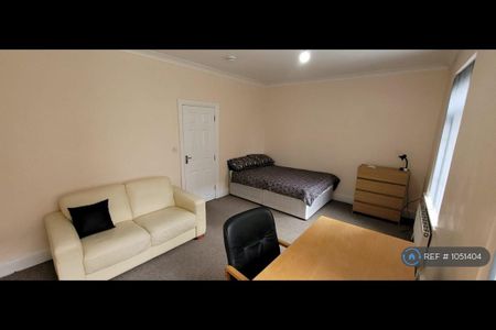 3 bedroom flat to rent - Photo 5