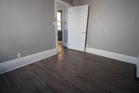 **COZY & CENTRAL** MAIN UNIT IN WESTERN HILL AVAILABLE! - Photo 3