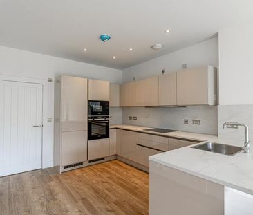 4 bedroom semi-detached house to rent - Photo 3