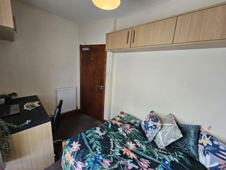1 bedroom in a house share to rent - Photo 3