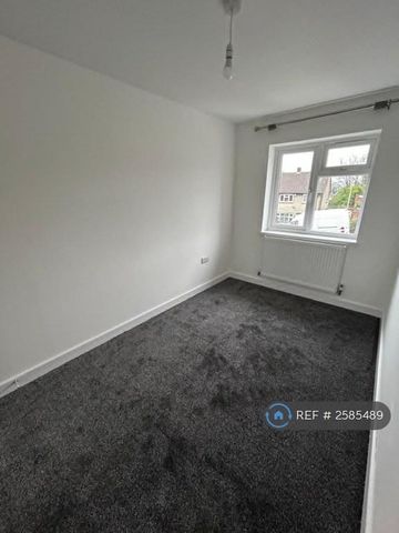 4 bedroom semi-detached house to rent - Photo 2