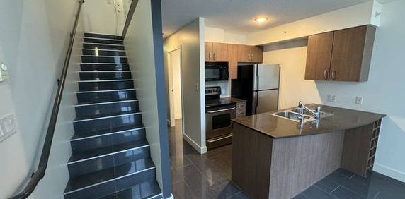 Luxury 1B2B1D Condo at Granville Station – Live/Work - Photo 2