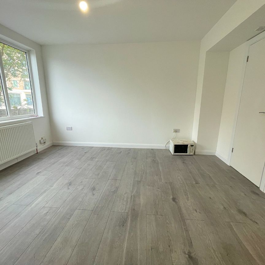 1 bed semi-detached house to rent in Headstone Drive, Harrow, HA1 - Photo 1