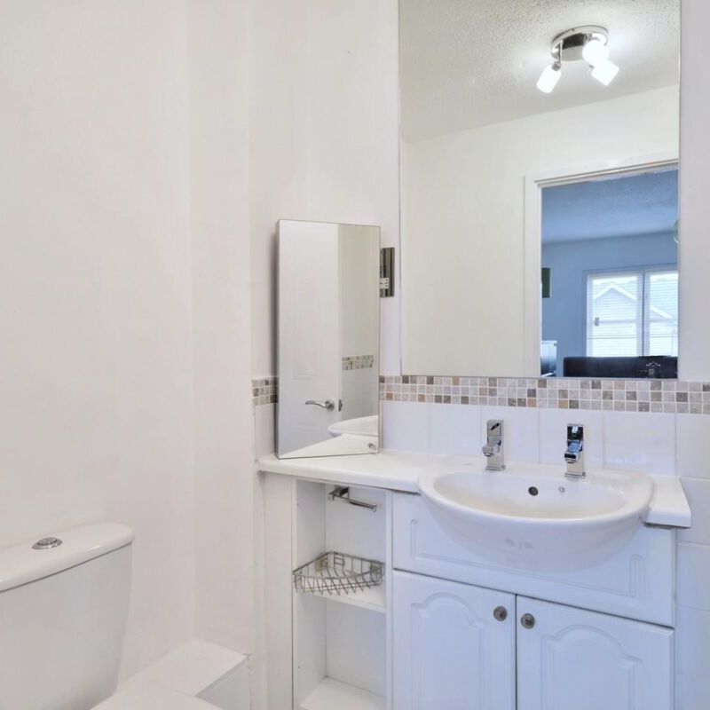 2 bedroom house to let in Milligan Street, E14 - Photo 1
