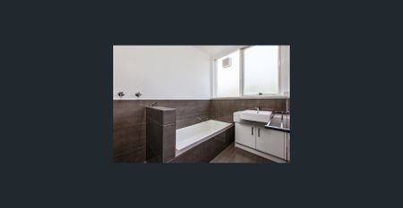 Delightful apartment flooded with natural light! - Photo 4