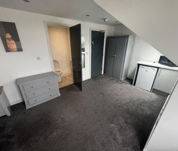 1 bedroom in a house share to rent - Photo 3