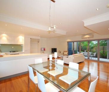 Executive Townhouse in ideal location - Photo 2