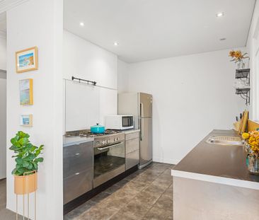 Light And Airy 2 Bedroom, Secure Unit In Sought After Location. - Photo 1