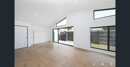 Clean lines, generous proportions, quiet & private living - Photo 2