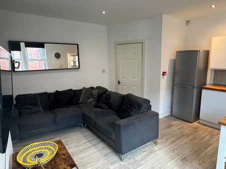 8 Bed Terraced House, Headingley Mount, LS6 - Photo 4