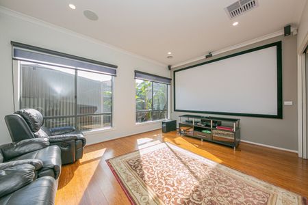 Spacious, Stylish 4-Bedroom Home for Rent - Available 27/11/2025 - Photo 2