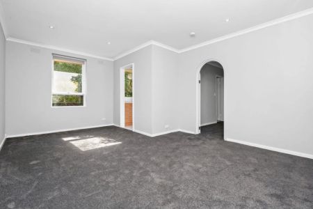 Sunlit, Stylish One-Bedroom Living Superbly Located: - Photo 2