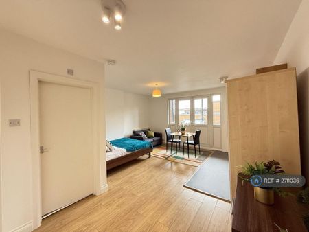 Studio to rent - Photo 2