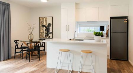 Cute, Light 2 bedroom 2 bathroom Apartment - Photo 4