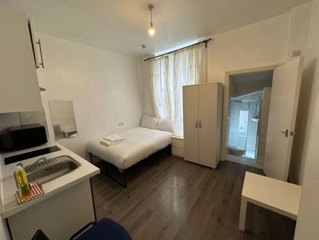 Studio Flat, Wood Lane, W12 - Photo 3