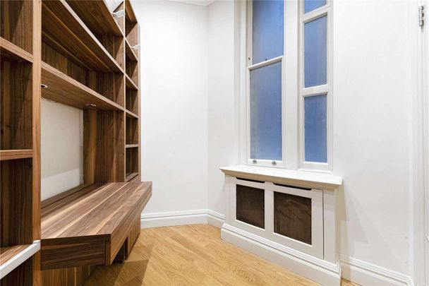 A beautifully newly redecorated lateral apartment set in this well regarded portered building. - Photo 1