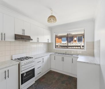 NEWLY UPDATED HOME IN HOPPERS CROSSING - Photo 4