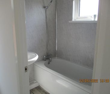 3 bedroom end of terrace house to rent - Photo 2