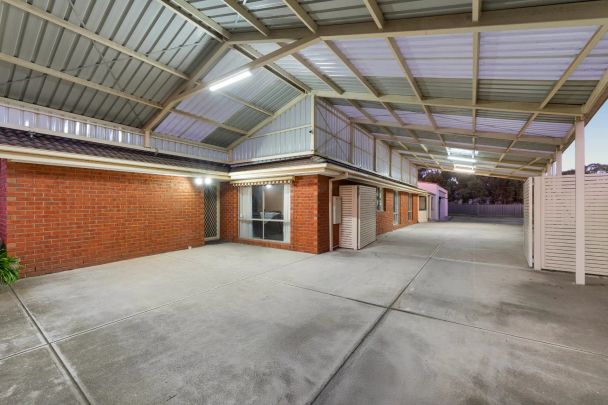 SPACIOUS 5-BEDROOM FAMILY HOME IN PRIME LOCATION - Photo 1