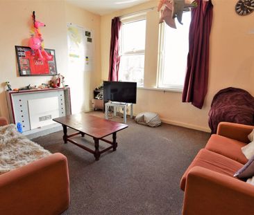 2 bedroom Flat in Brudenell Grove, Leeds - Photo 3