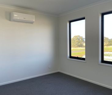 Amazing townhome, 3 bed, 2 living! - Photo 5