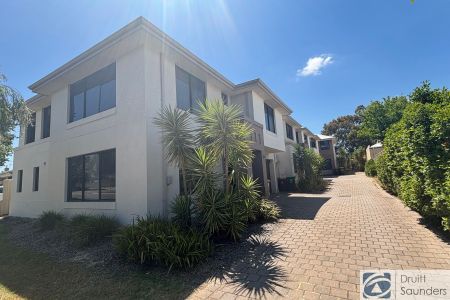 STREET FRONT TOWNHOUSE IN PRIME LOCATION - Photo 4