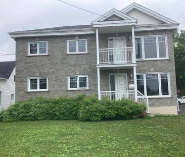Sorel-Tracy grand logement 5 1/2- immense cour - Photo 1