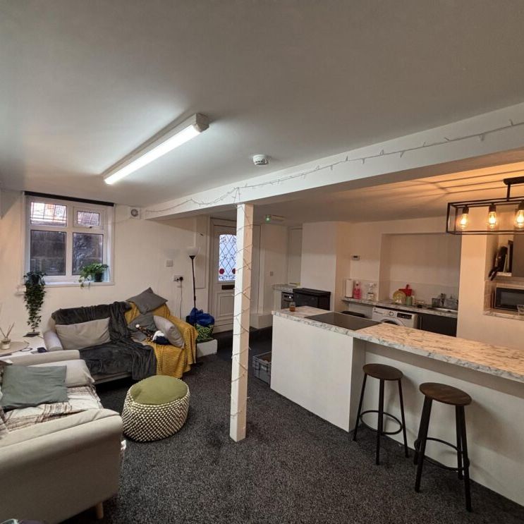 70 Flat 1 Headingley Avenue, Leeds, LS6 3ER - Photo 1