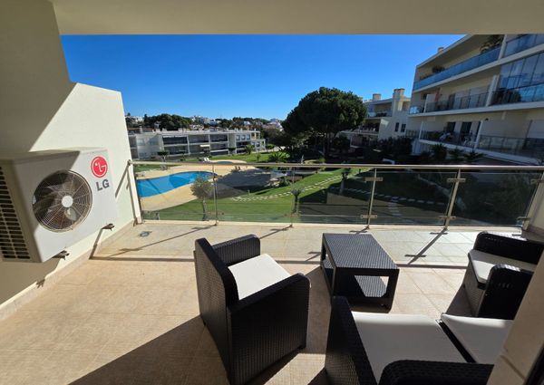 Moradia em banda T4+1 no Alto da Balaia em Albufeira, Algarve