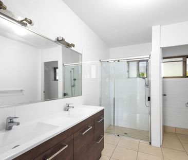 Unbeatable Noosa Hill Location - Photo 5