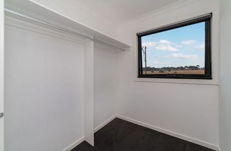 Modern Living in Vibrant Tarneit! - Photo 2