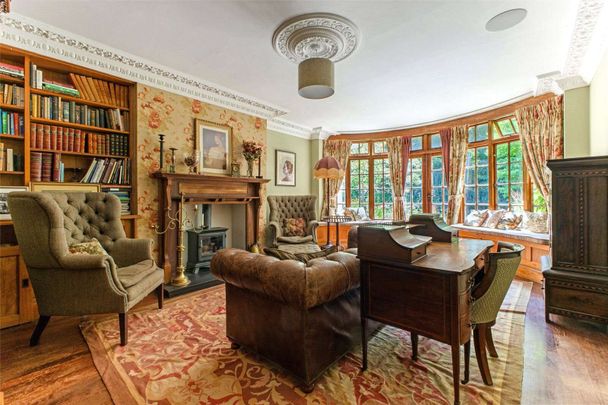 A substantial five-bedroom Victorian detached home in the sought-after village of Bunbury, complete with a separate Coach House - Photo 1