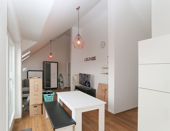 Tolle Dachgeschosswohnung mit Einbauküche und Terrasse - Photo 1