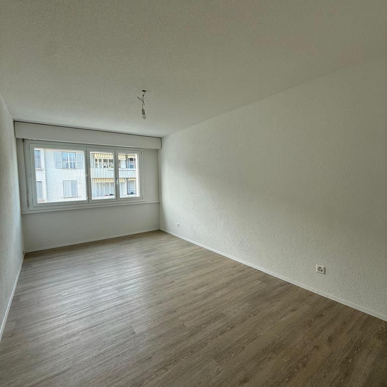 Helle 3.5-Zimmerwohnung mit Balkon im 2. Stock - Photo 1