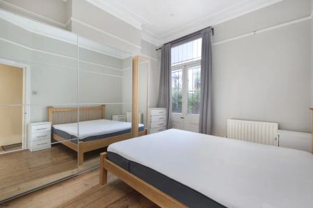 1 bedroom flat in Brixton - Photo 2