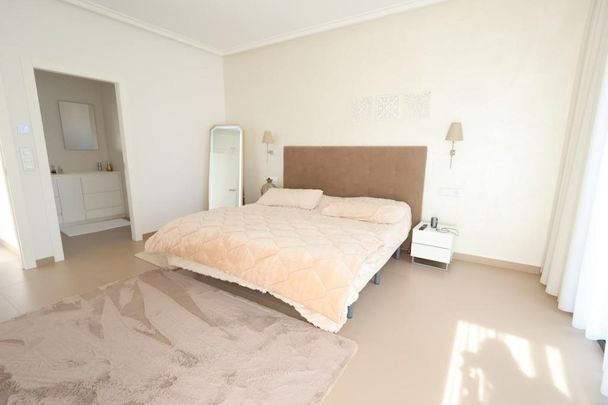 Exquisita Villa de Lujo en Orihuela Costa - Campoamor - Photo 1