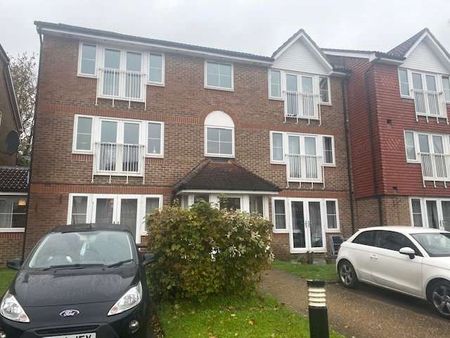 A contemporary apartment forming part of a modern development set in vibrant Crawley. - Photo 5