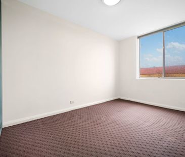 BEAUTIFULLY APPOINTED, SPACIOUS APARTMENT - Photo 4
