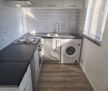 1 Bed - 33 Kendal Bank, Leeds - LS3 1NR - Student/Professional - Photo 1