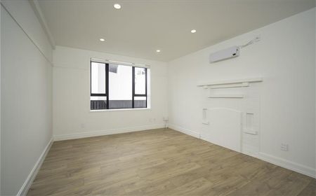 WATERFRONT APARTMENT - 2 BEDROOM - REAR GROUND FLOOR - Photo 2