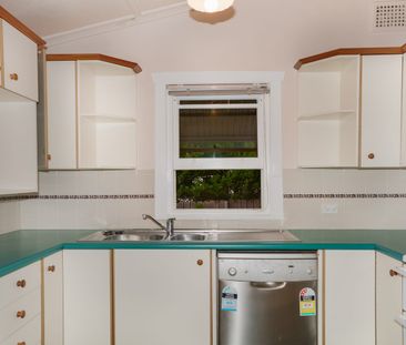 Character Home in Prime Oatley Location - Photo 5