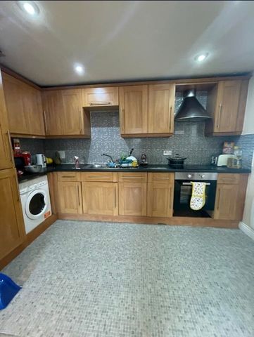 2 Bed Flat, Hyde Road, M12 - Photo 3